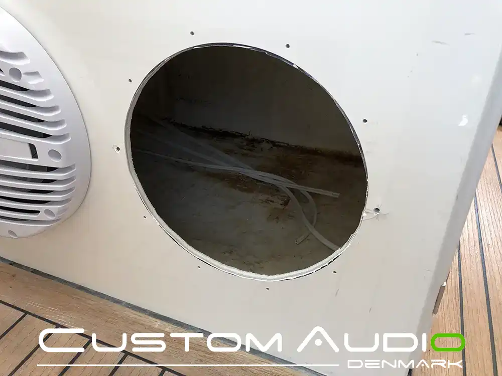 Custom Audio marine stereo monteringsbillede Sealine sc35